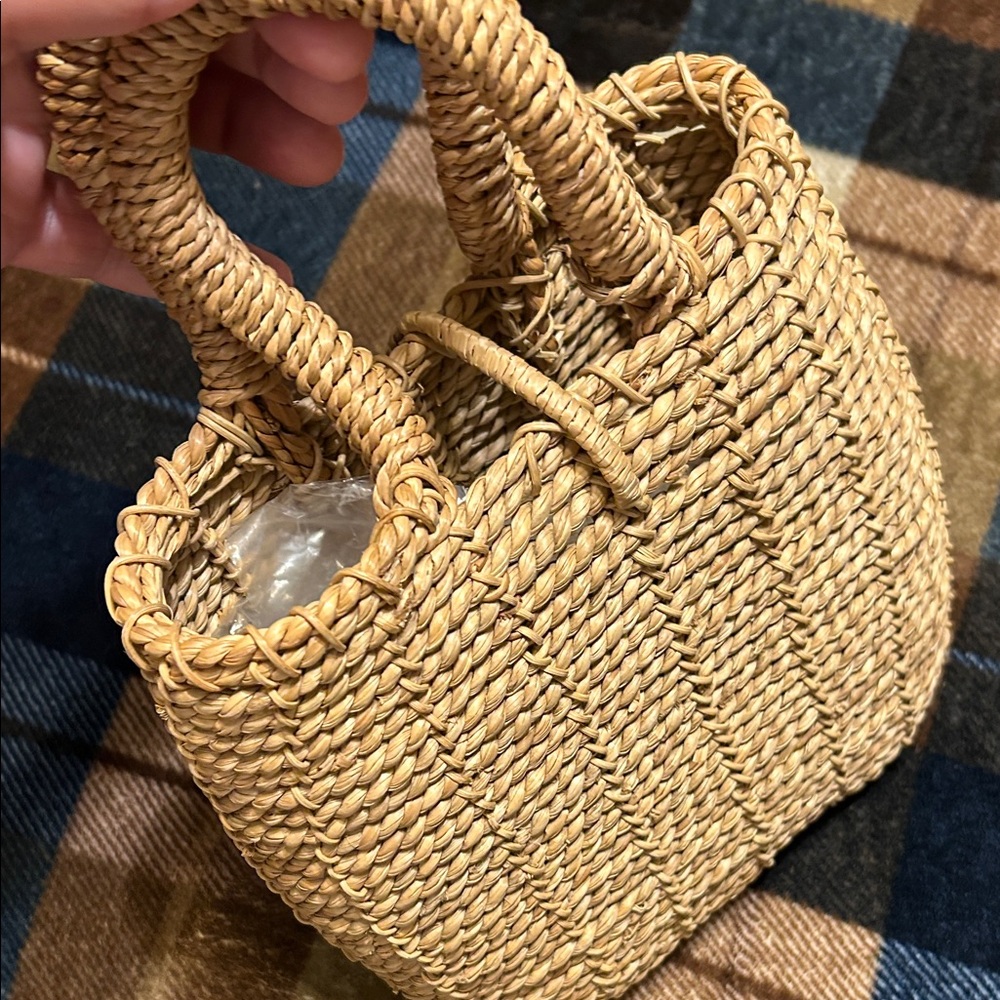 Chic Woven Tote Bag in Natural Tan - Picture 2 of 8